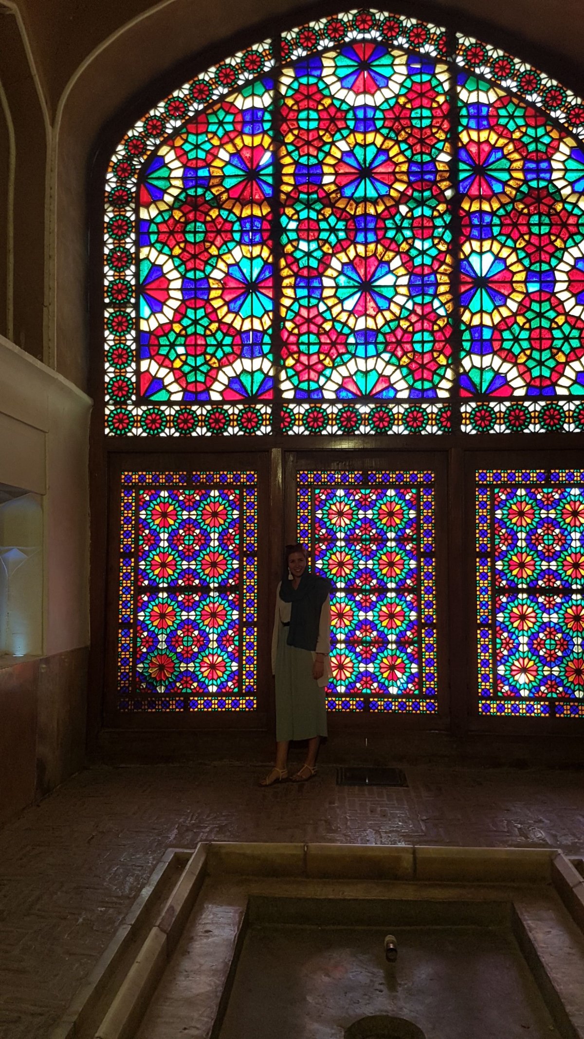 Vitrážové okno v Dowlat Abad.