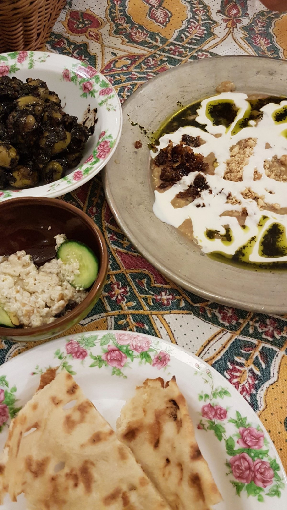 Kashk-e Bademjan a olivy Zeytun parvarde.