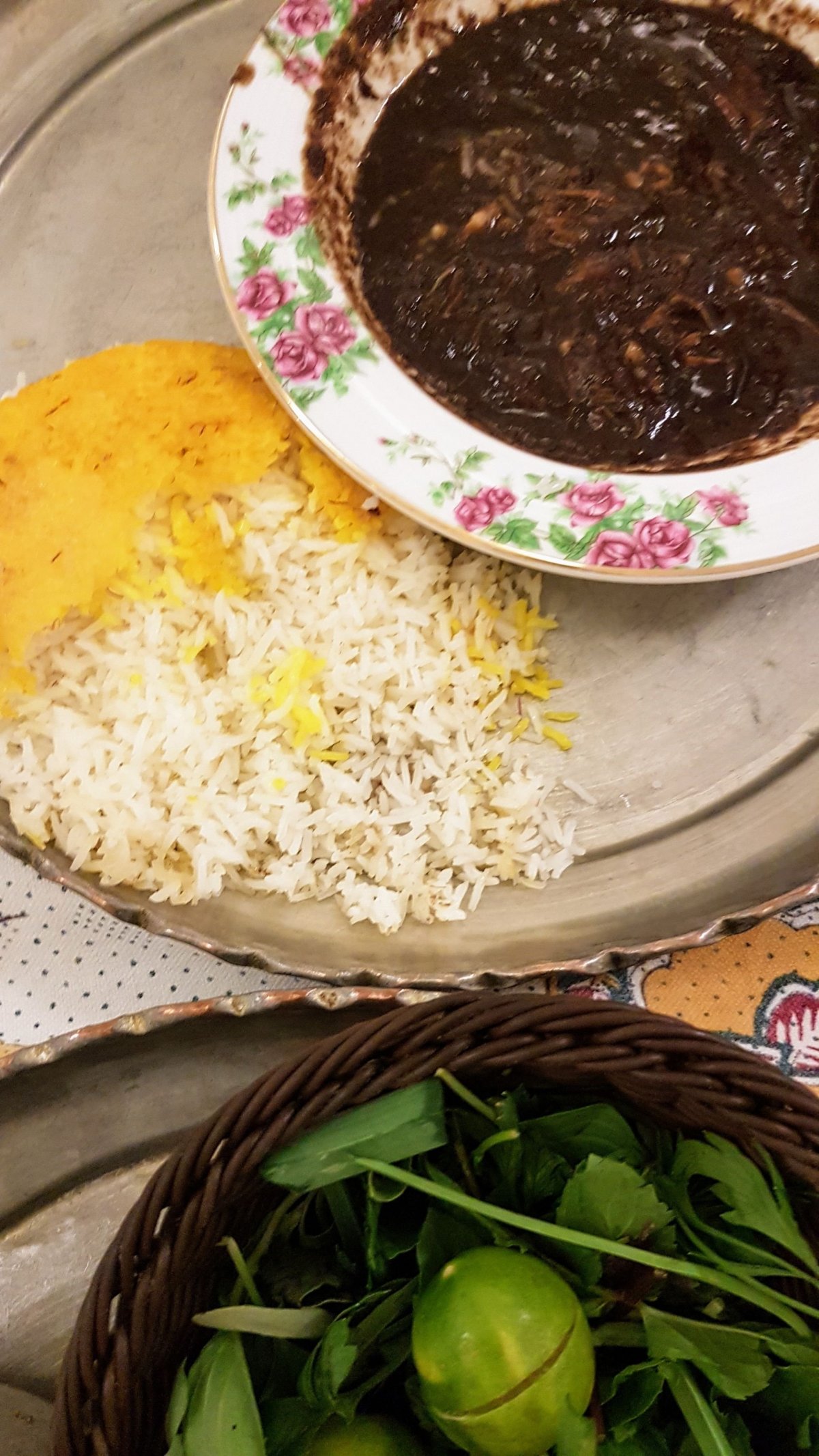 Kuřecí Fesenjan a rýže.