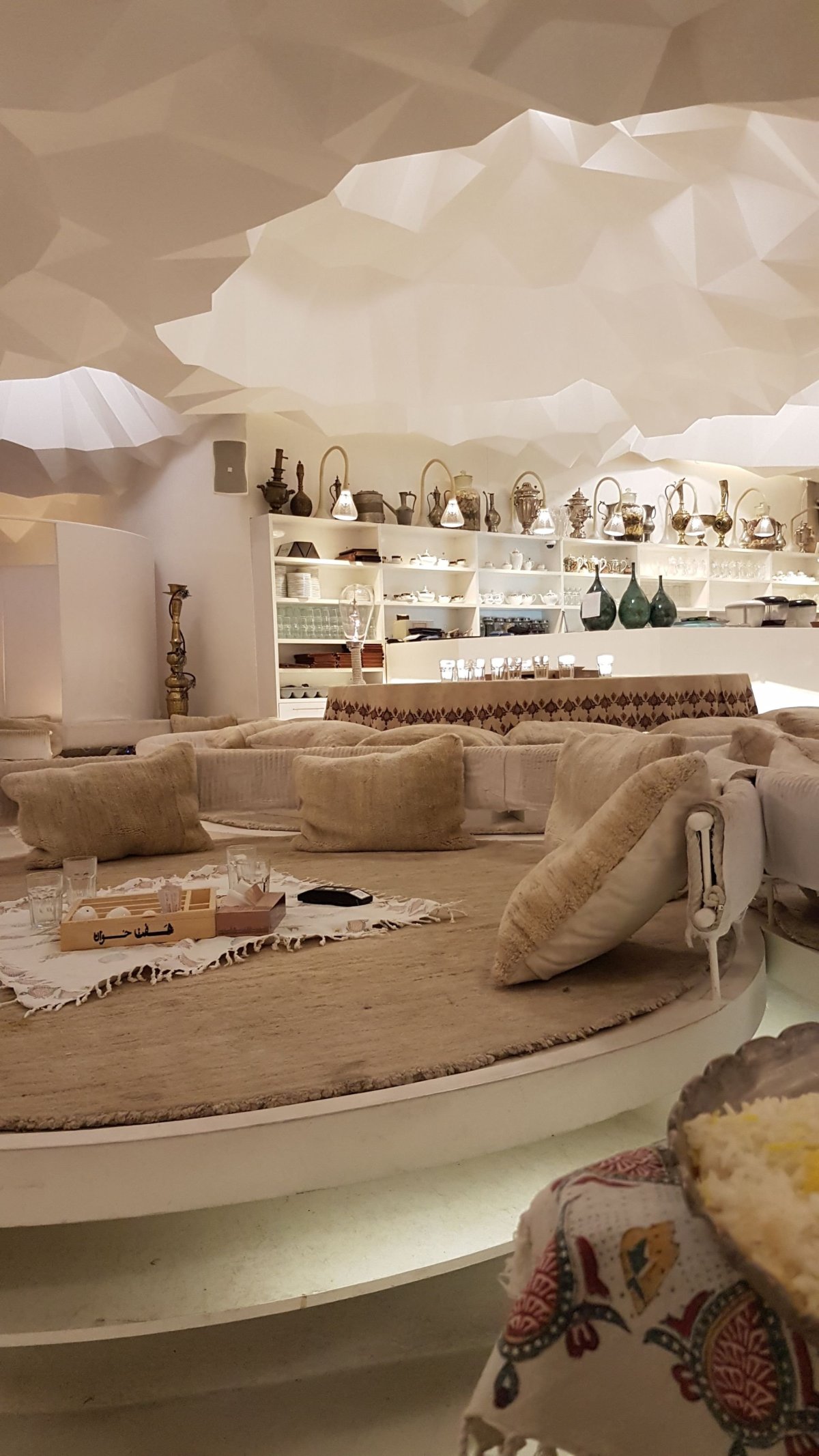 Můžete si vybrat mezi tradičním sezením nebo klasickým stolem s židličkami.