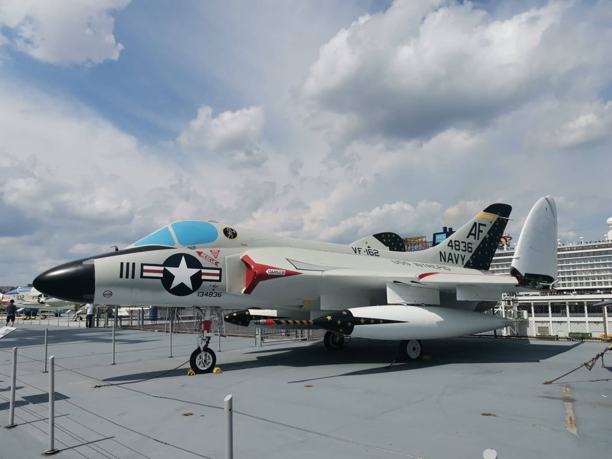 Můžete tady vidět spoustu vojenské techniky.