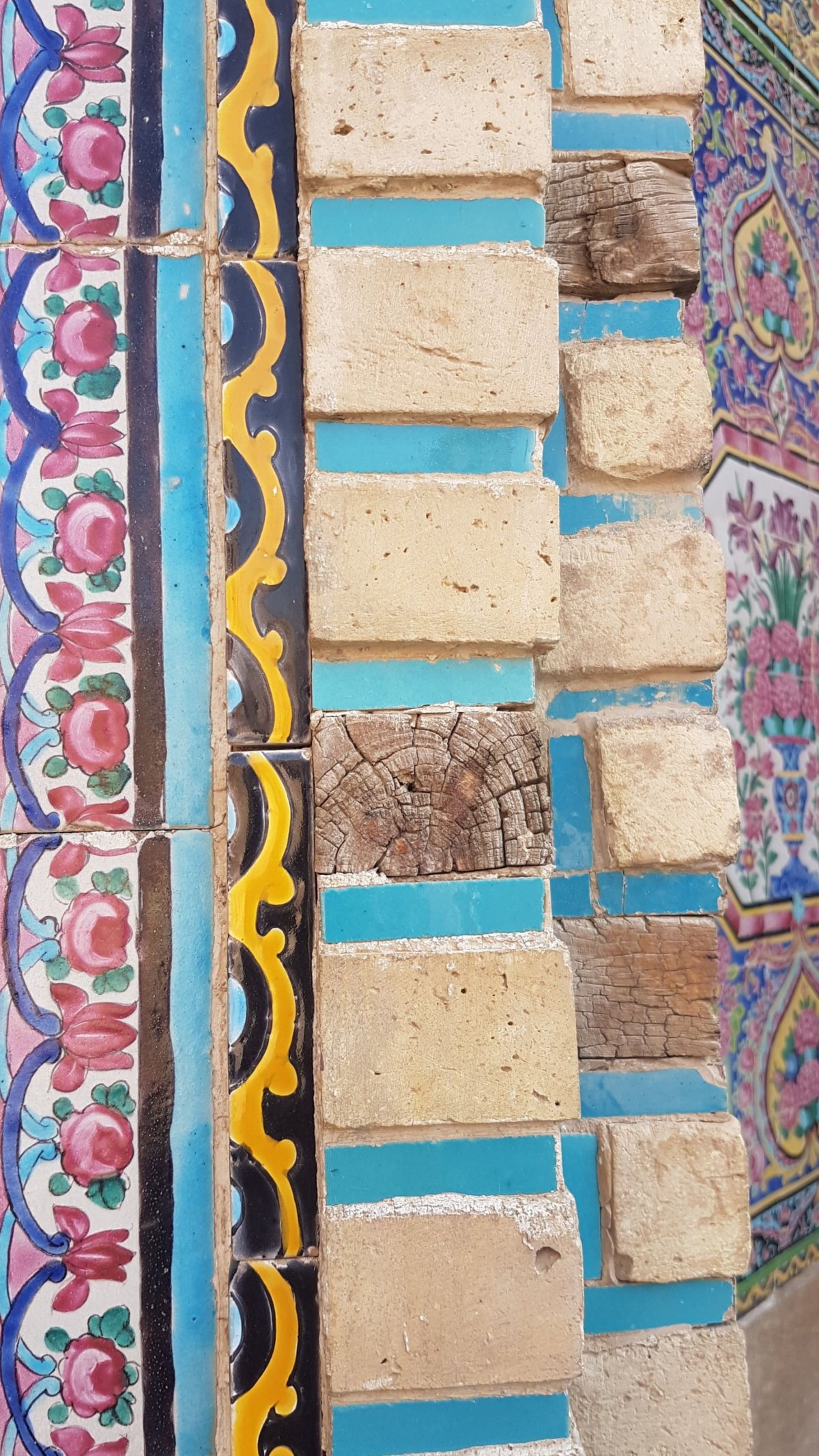 A do zdí přidávali dřevo, aby mešita při zemětřesení přežila.