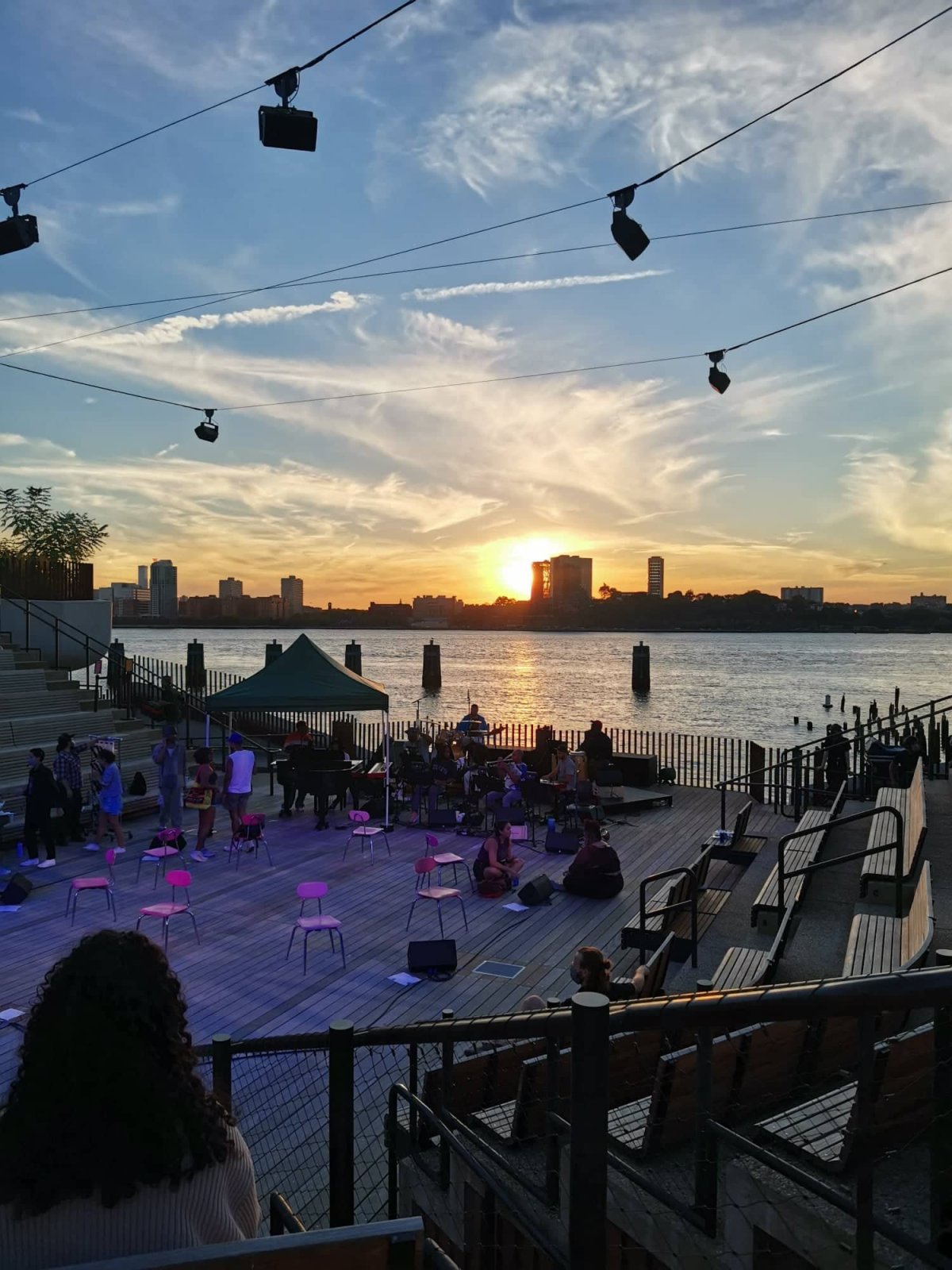 A je odsud nádherný výhled na západ slunce nad New Jersey