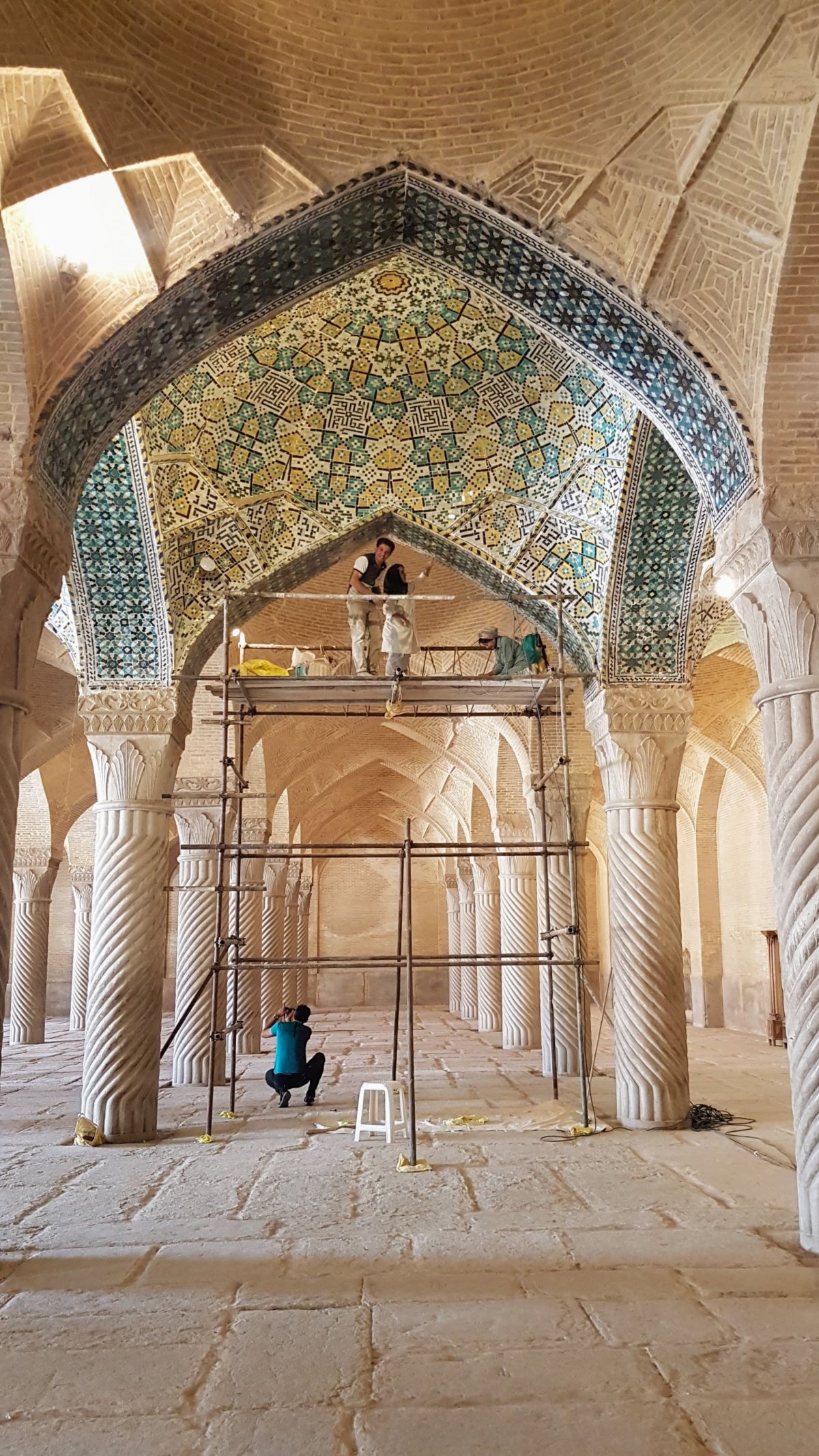 Rekonstrukce kachliček ve Valkil mešitě.