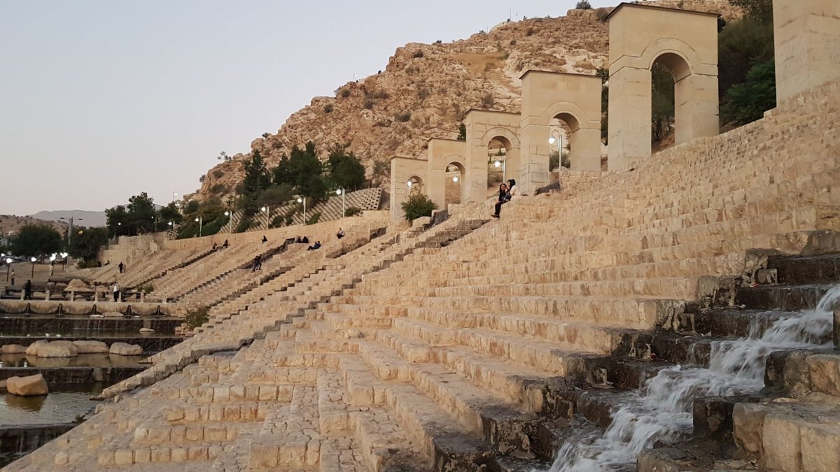 Posezení u Qaran gate, ideální ke sledování západu slunce.