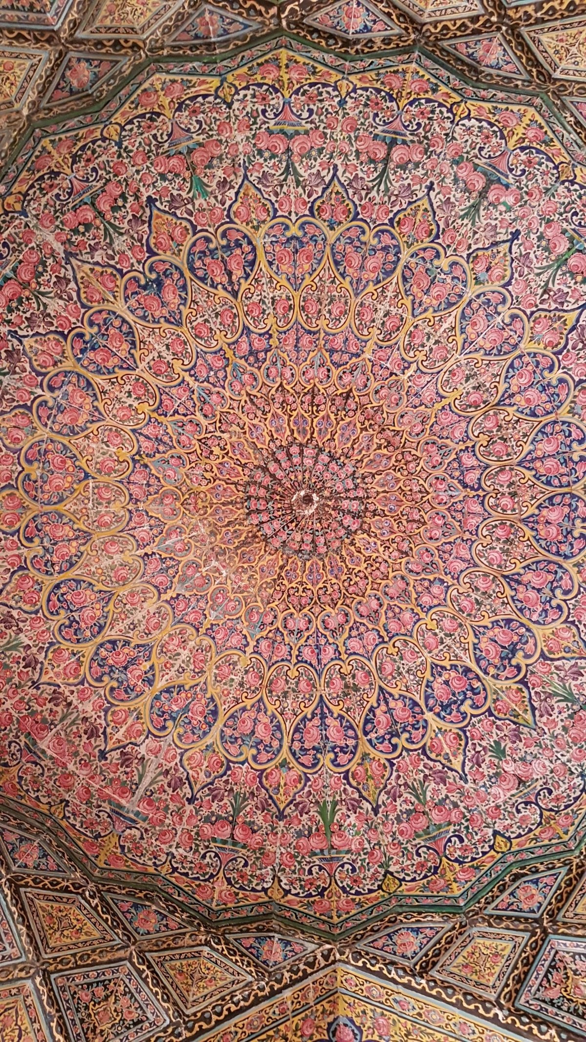 Růžová proto, že ji zdobí kachličky s růžemi.