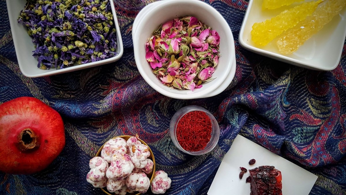 Sušené květy, růžový cukr, šafrán, šafránový cukr na špejli a želé z barberries.