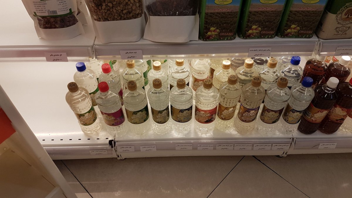 Různé druhy květinových vod v obchodě na letišti, ceny jsou pořád ok.