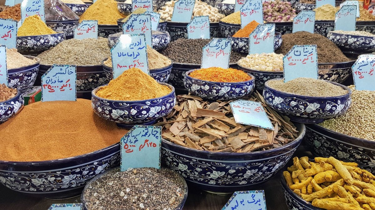 Různé druhy koření na trhu.