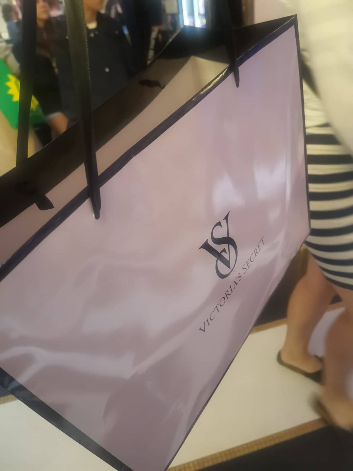 Člověk si musí udělat radost nějakým tím nákupem. Třeba ve Victoria's Secret