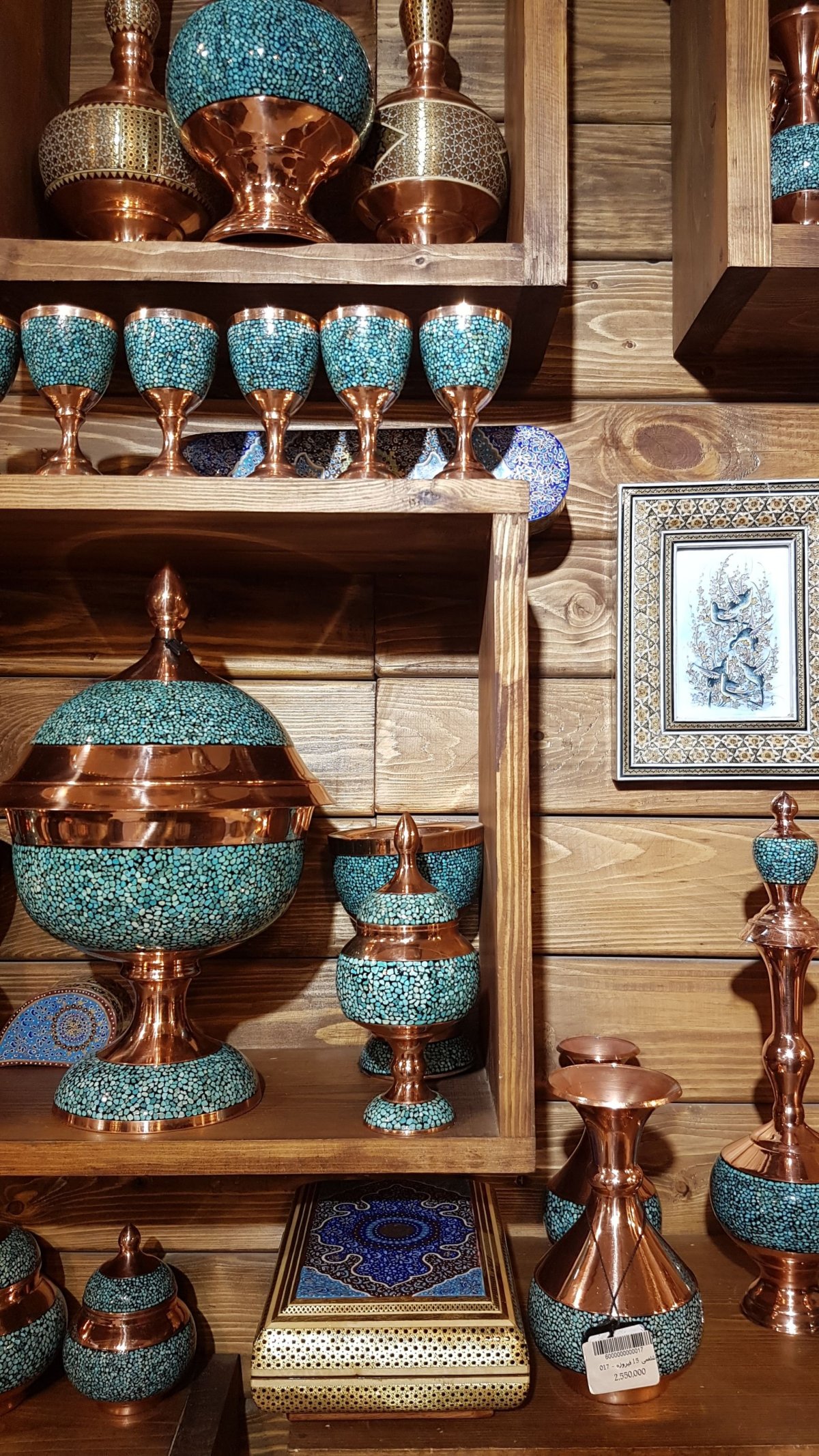 Nádobí zdobené tyrkysem.