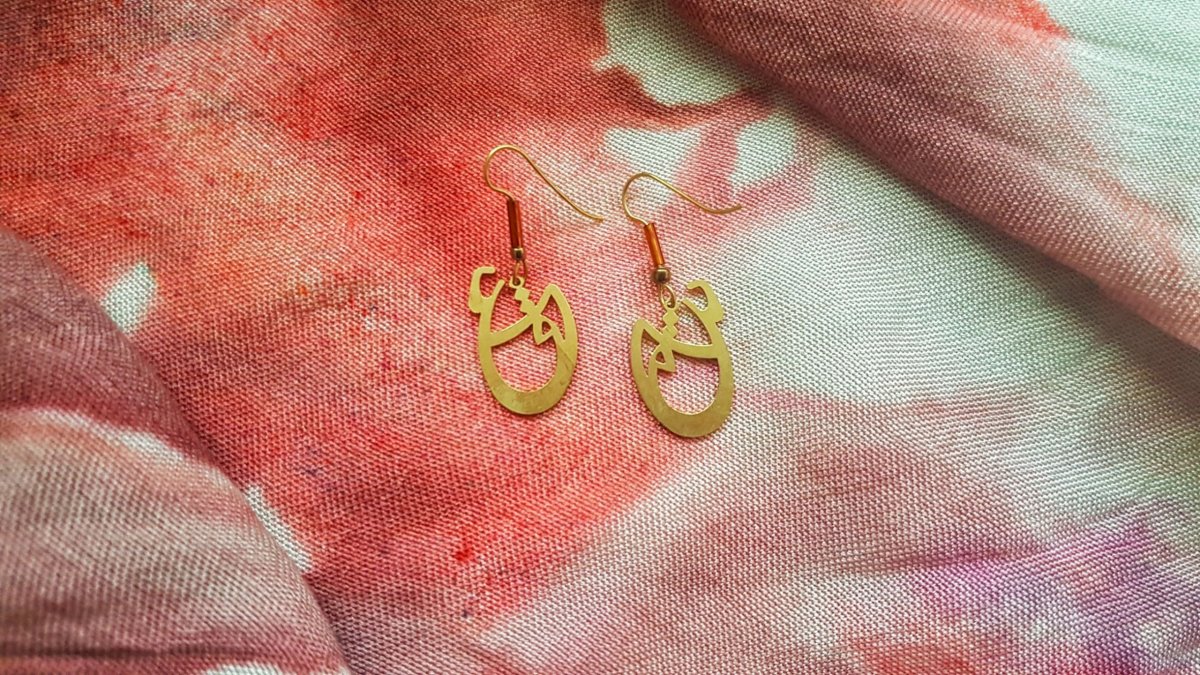 Vyřezávané kovové náušnice.