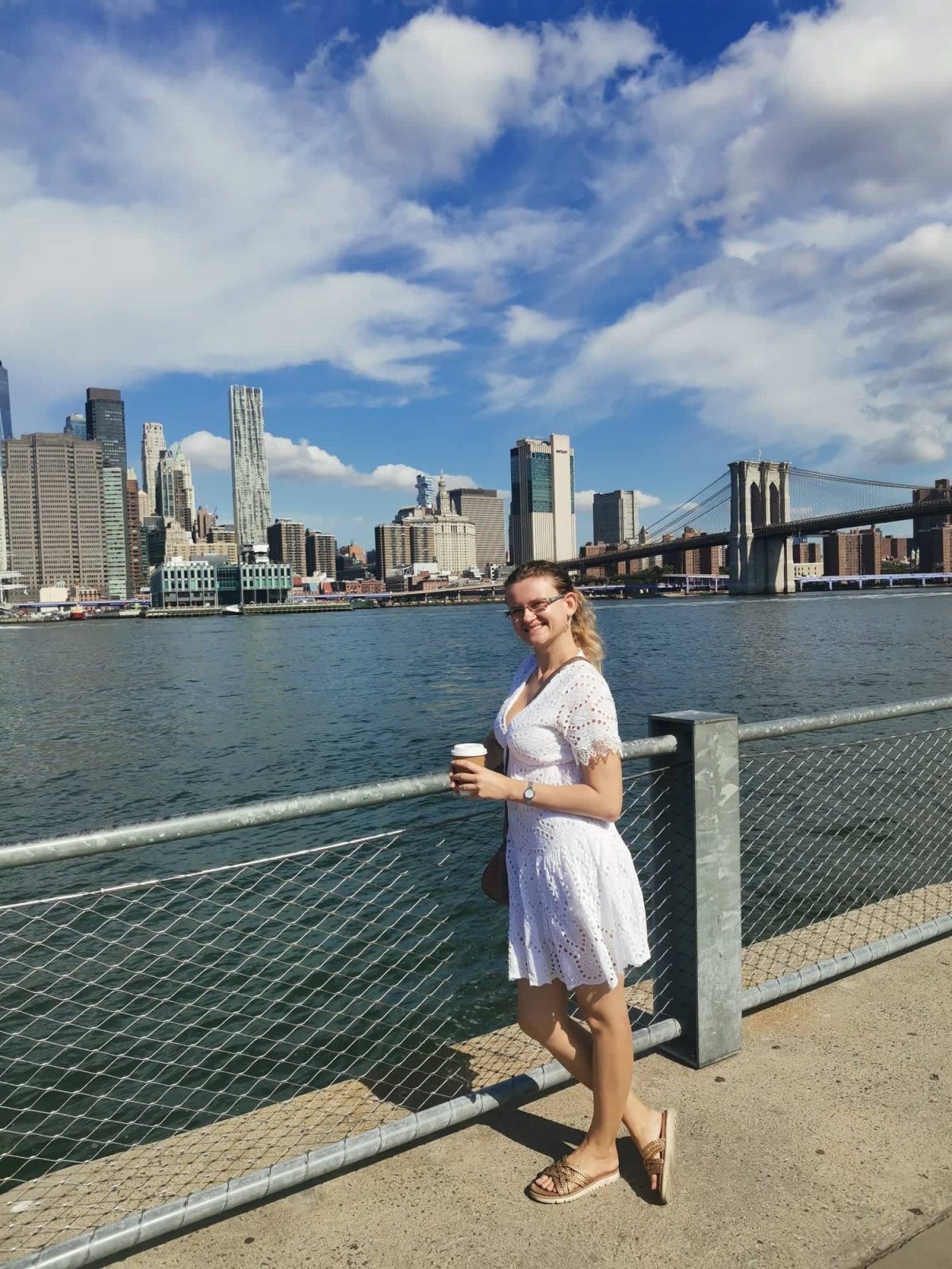 Výhled na Brooklyn Bridge z jedné strany