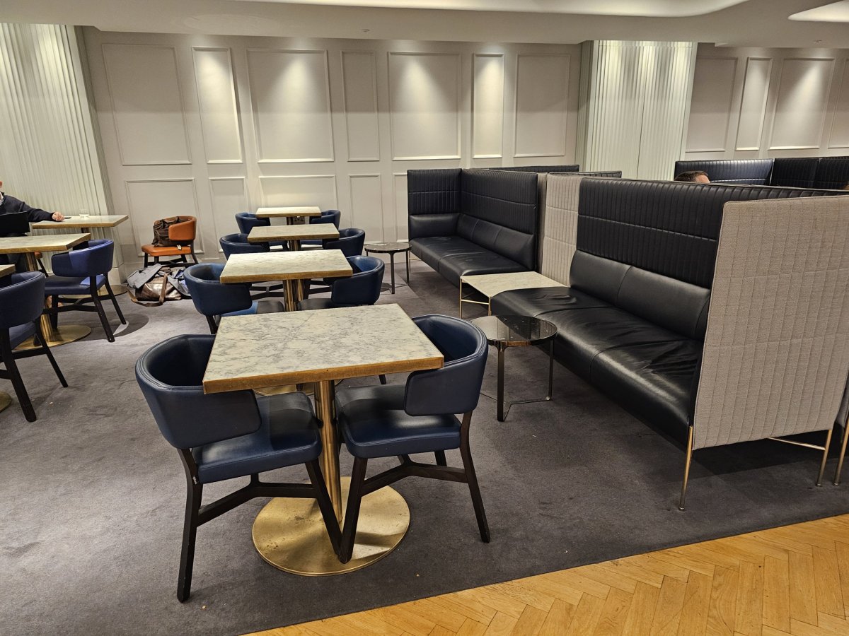 Jídelní stolky v 1. patře