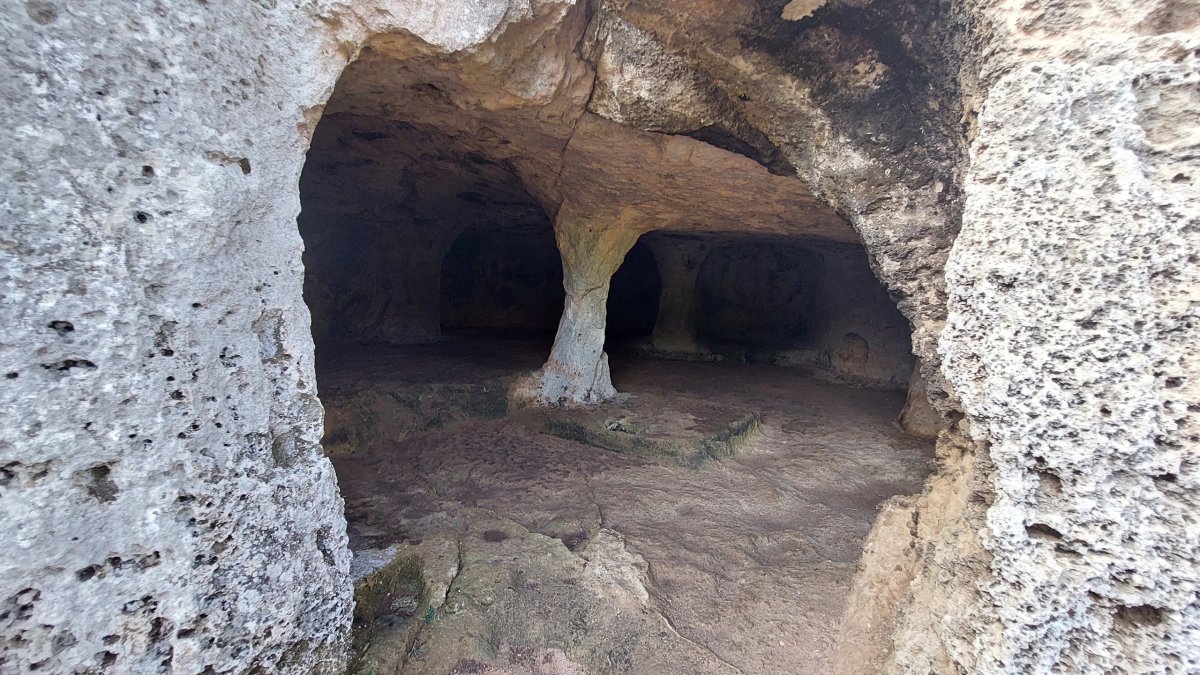 Pohřební jeskyně v Necròpolis de Cala Morell