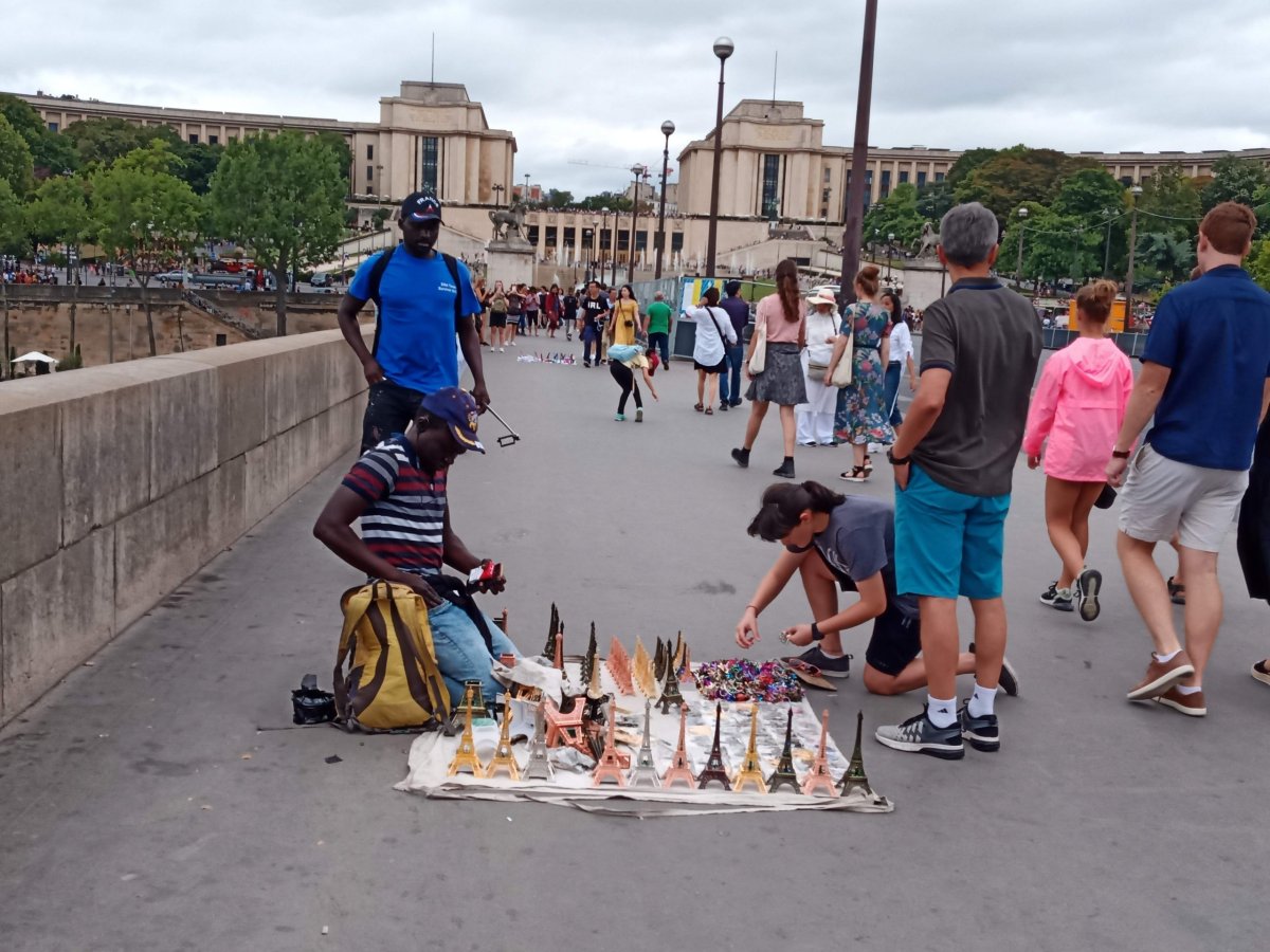 ,, nelegální" prodej ,,eiffelovek" na dece 