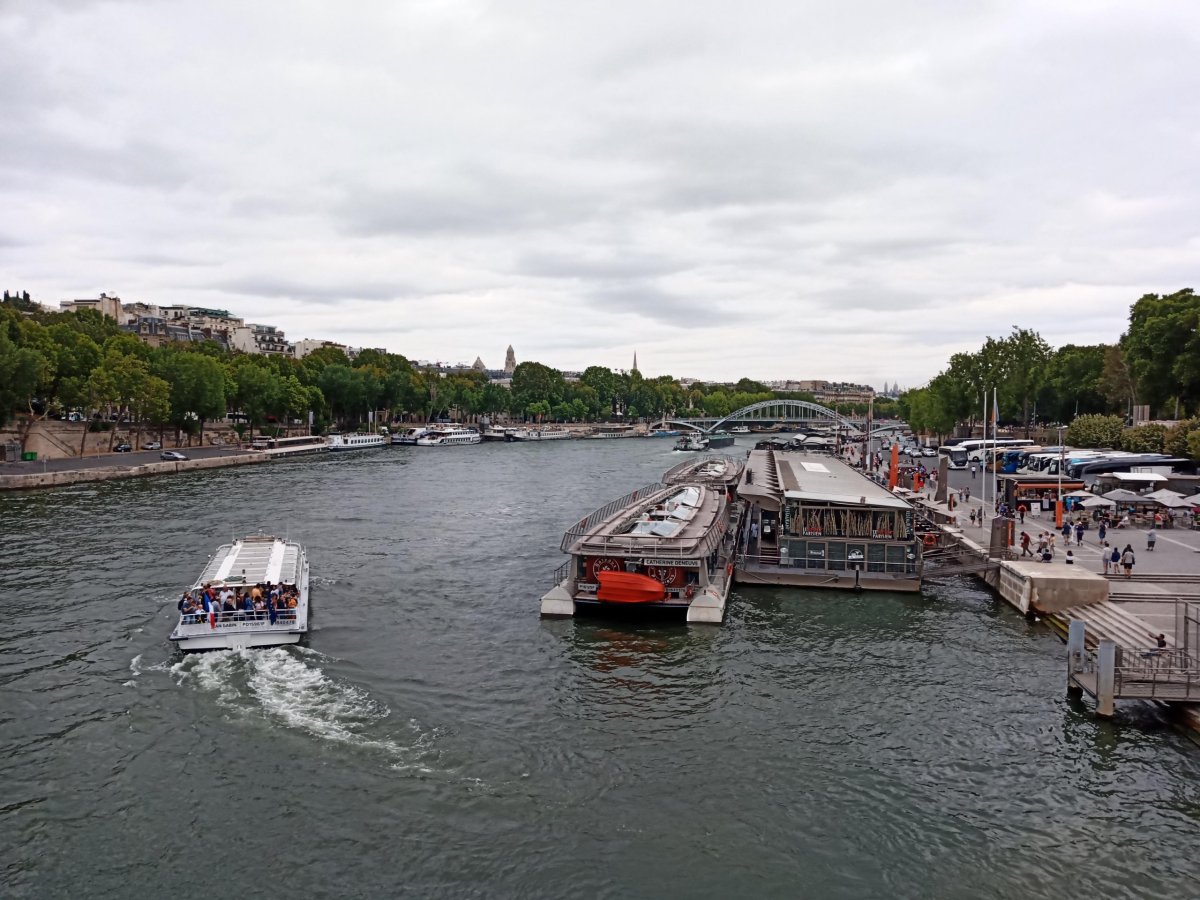 U řeky Seiny , pohled na řeku 