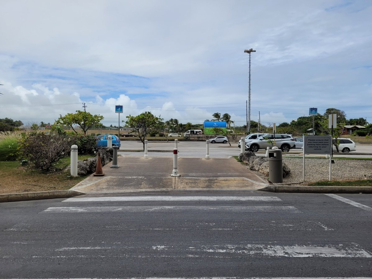 Cesta přes parkoviště na autobusovou zastávku