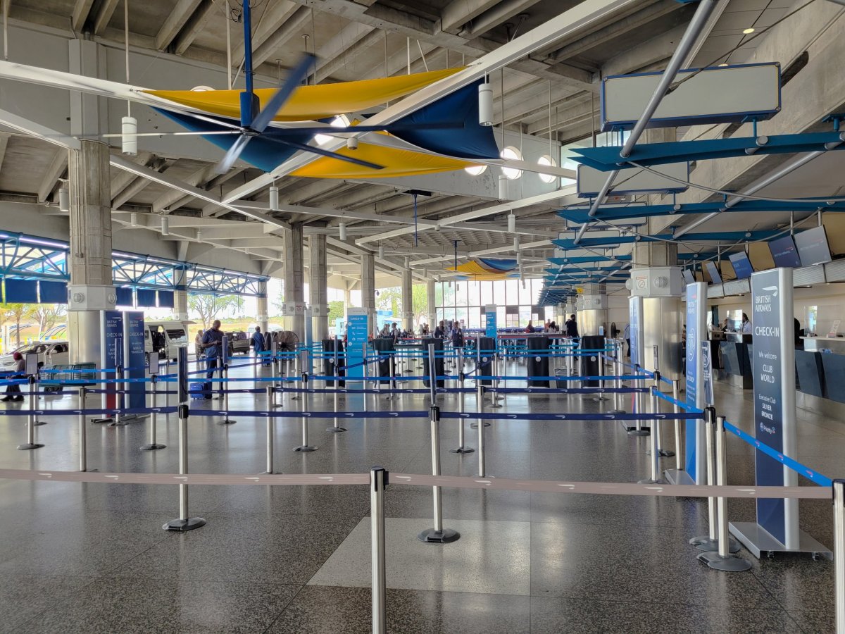 Odbavovací hala s check-in přepážkami