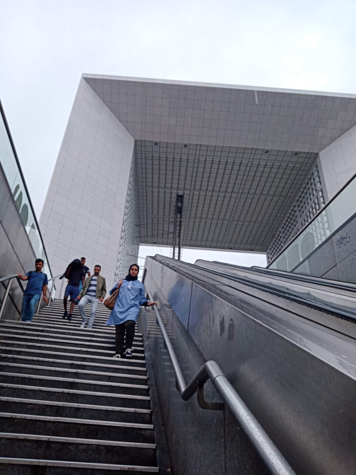 U místního obchodního domu 