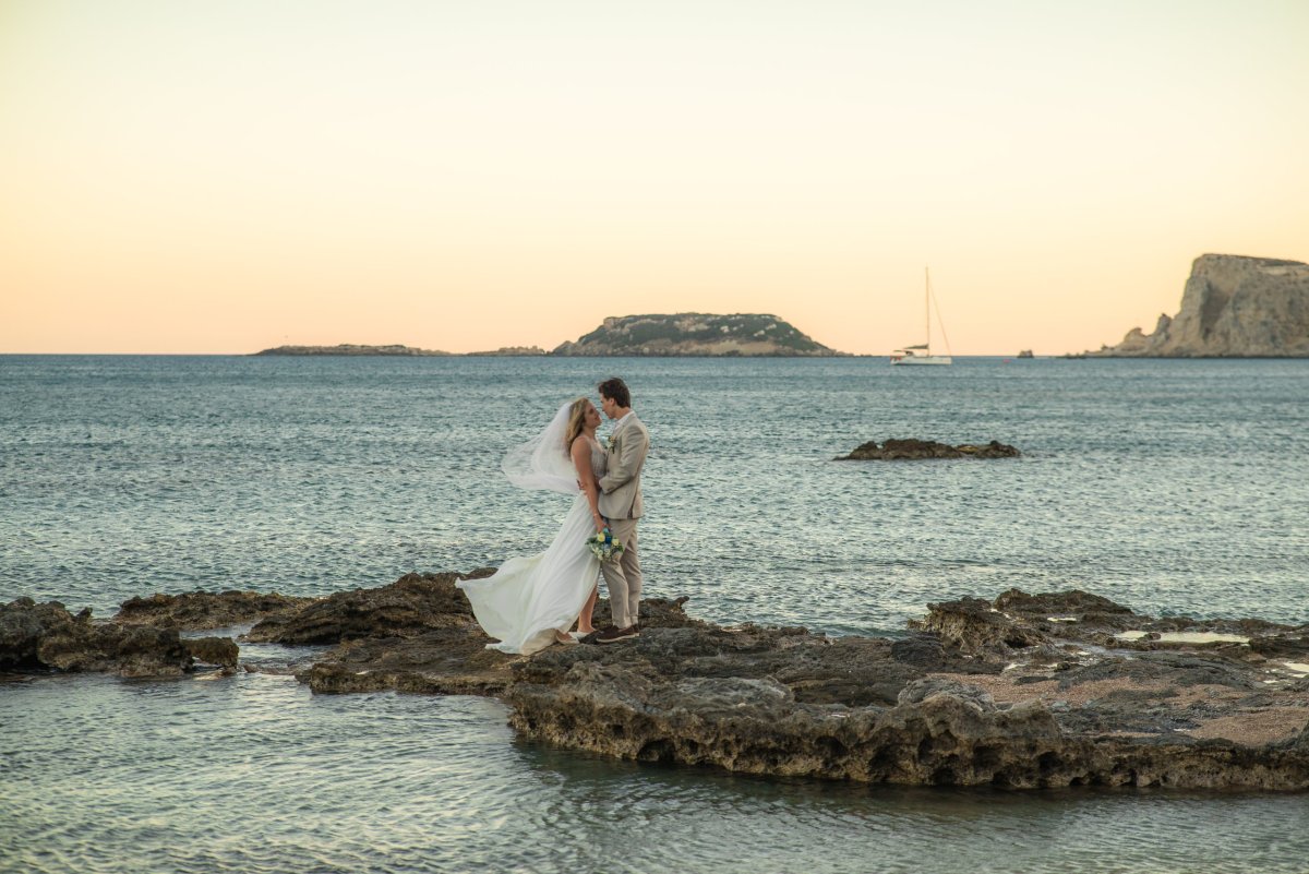 Moje nejoblíbenější fotka, protože přesně kvůli téhle scenérii jsme chtěli svatbu u moře.