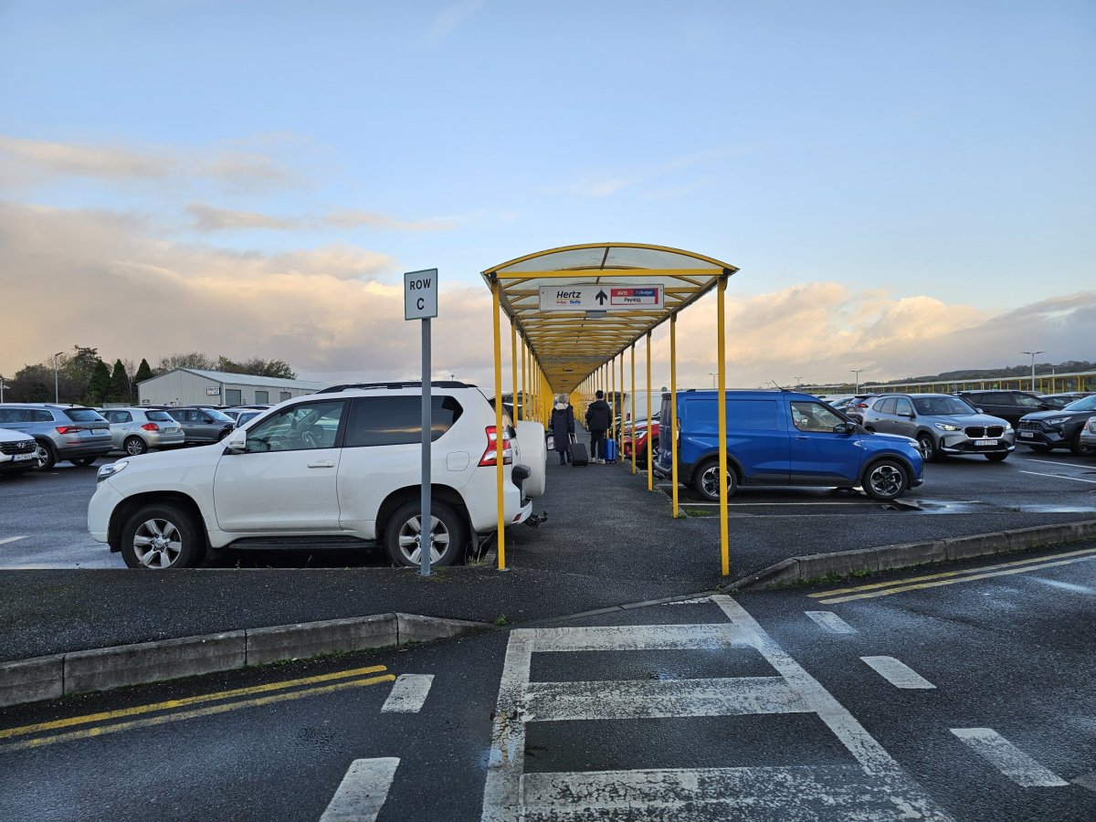 Pěší cesta k autopůjčovnám