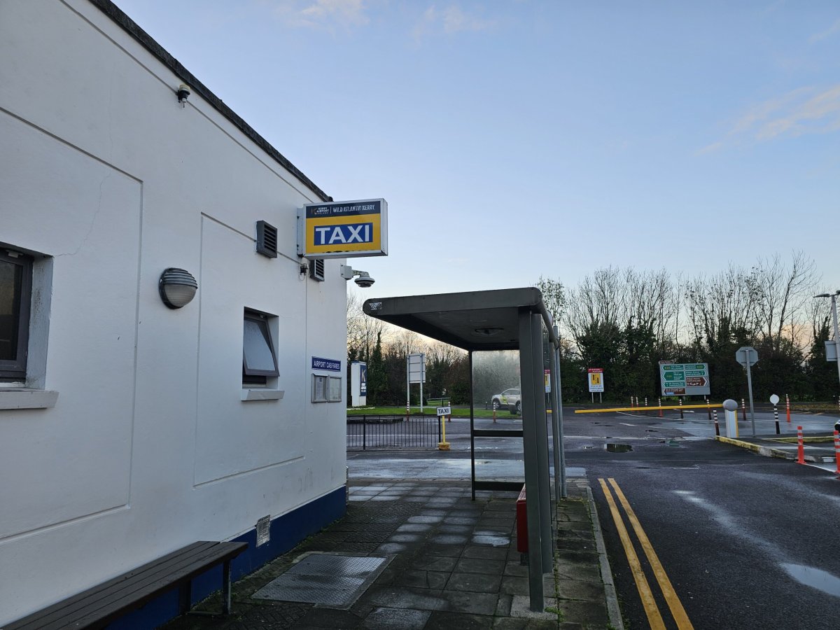 Stanoviště taxi a autobusová zastávka