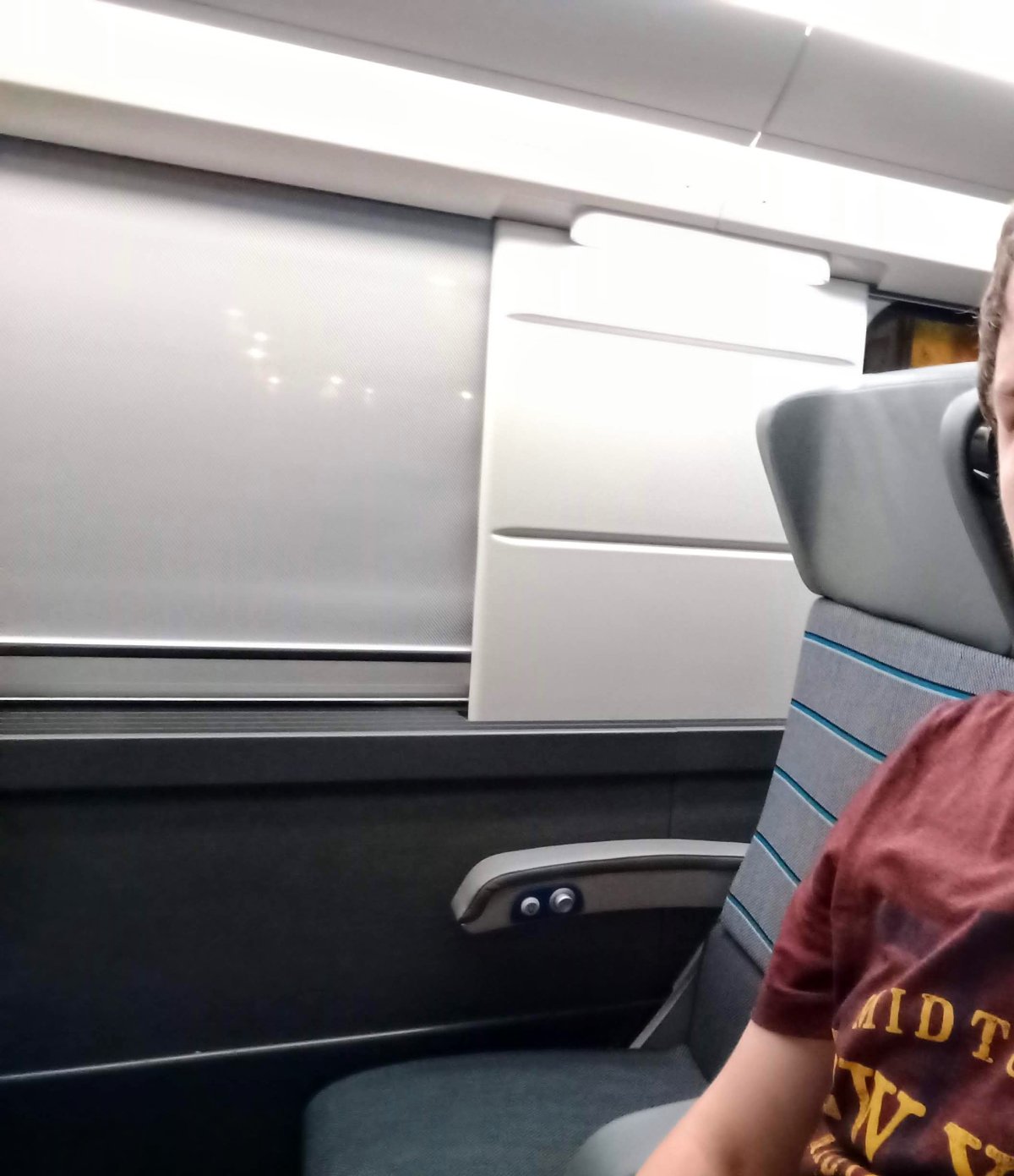 V interiér vozu TGV se staženými okeními roletami 