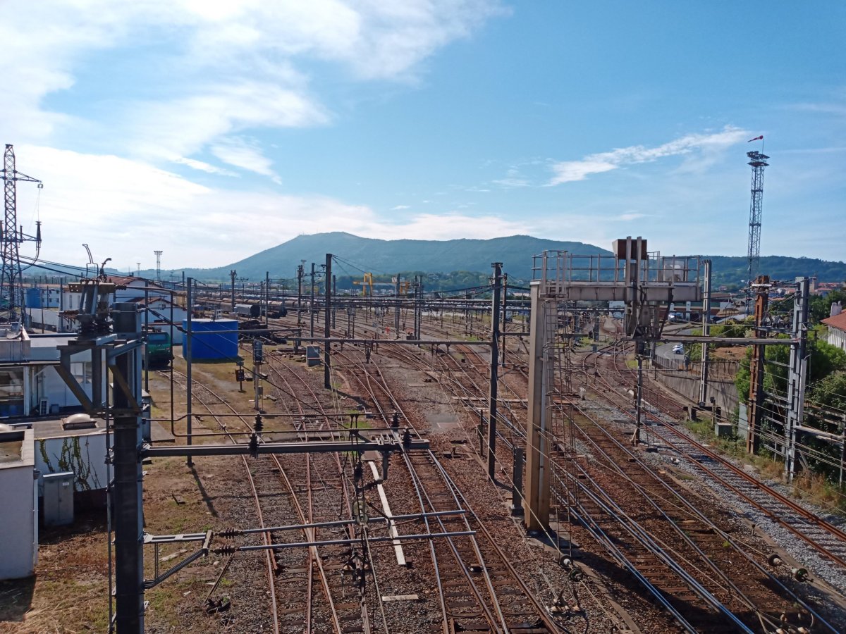 V cíli cesty a pohled na železnici u stanice Hendaye 