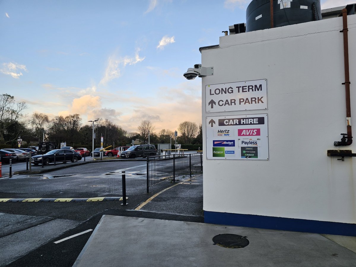 Pěší cesta k autopůjčovnám