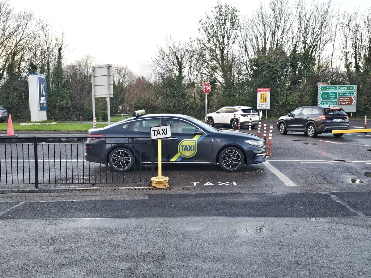 Stanoviště taxi před terminálem