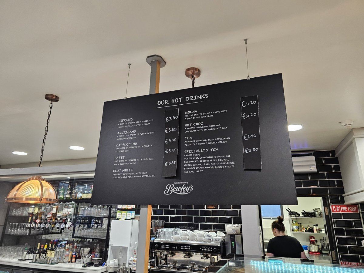 Ceny v letištní restauraci, veřejná část