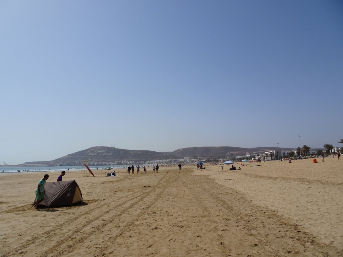 Nekonečné pláže Agadiru napravo