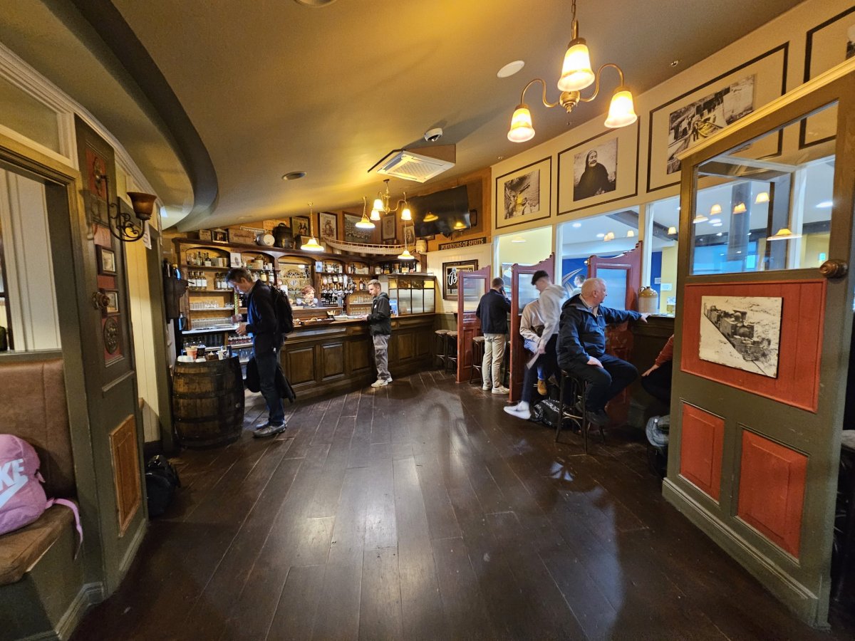 Hospoda po bezpečnostní kontrole