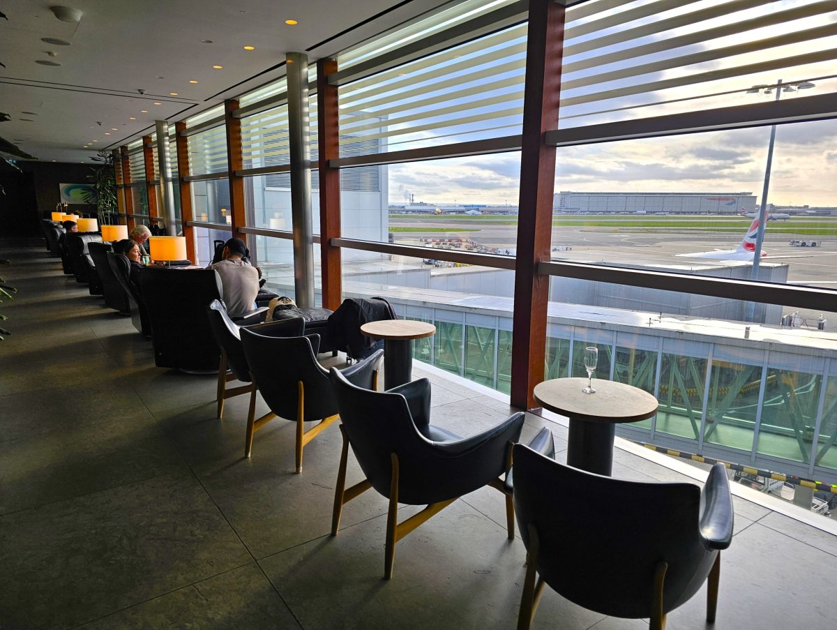 Křesílka s výhledem na letištní plochu