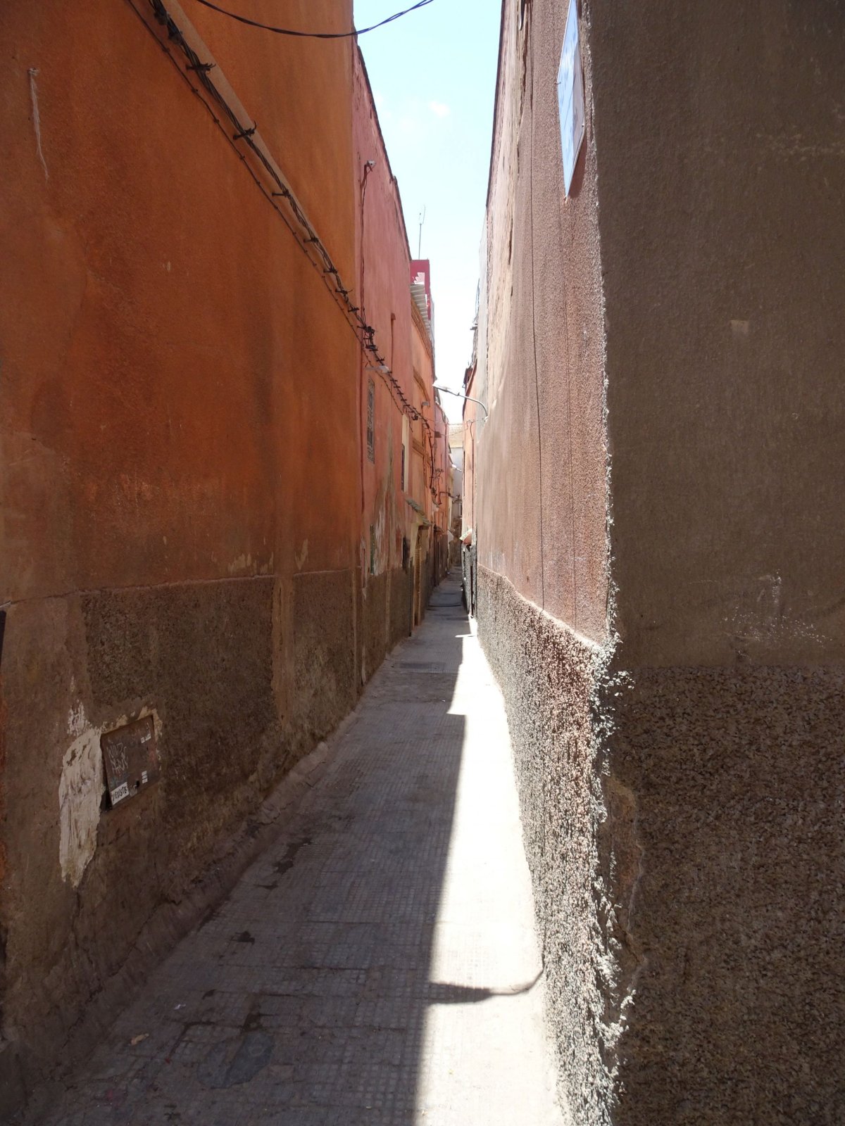 Úzké a tajemné uličky starého města Marakéš