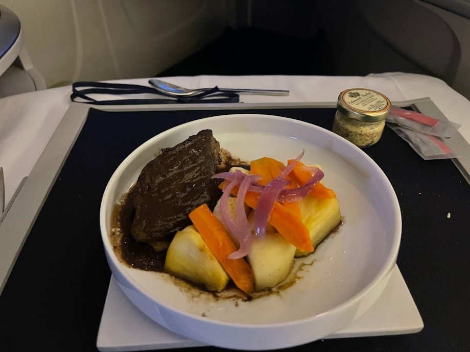 Hovězí maso, kakaová omáčka a kousky chlebovníku