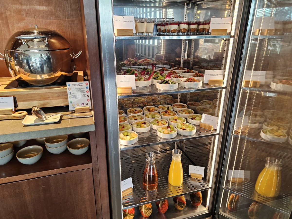 Ovoce, pana cotta, džusy a zeleninové salátky