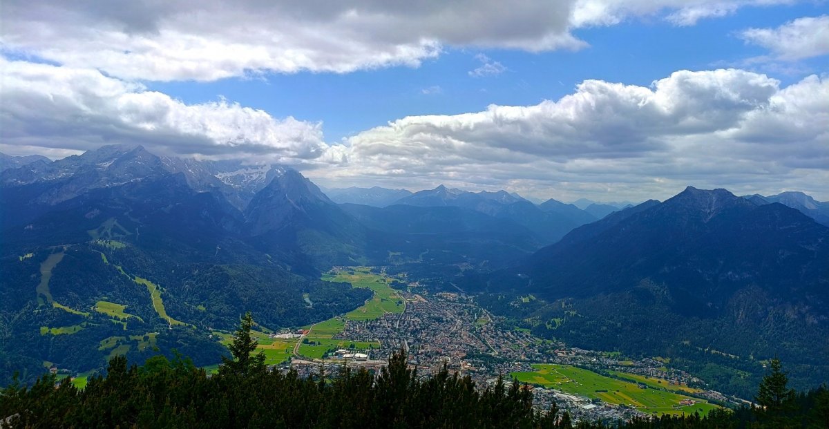 Wank - výhled Zugspitze (v mracích) + Ga-Pa + rakouská část Alp