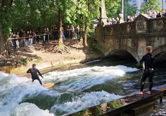 Stojatá vlna Eisbach surfing- 