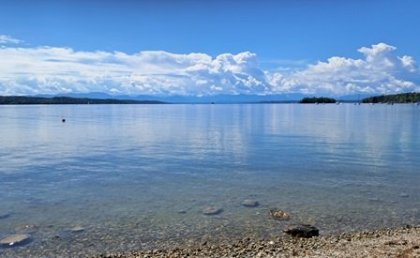 Starnbergské jezero s čistou vodou a v pozadí Aply