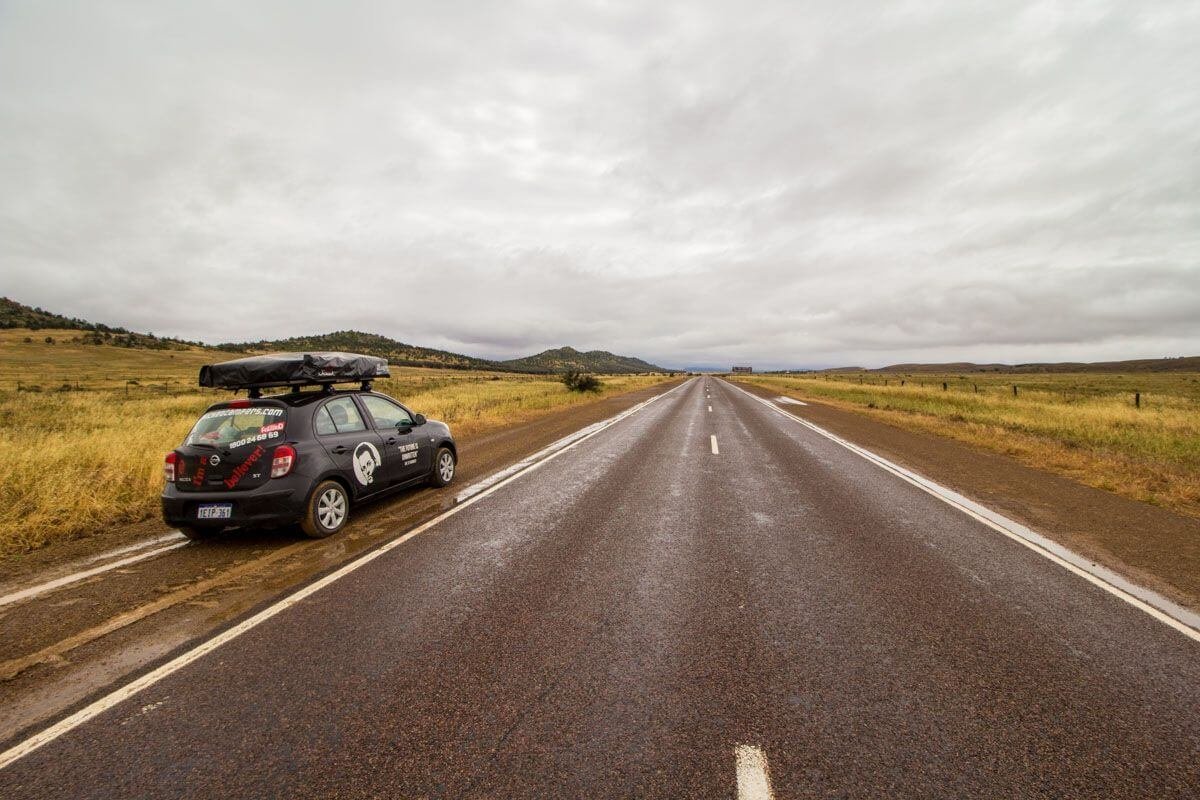Jak se blížíme k Flinders Ranges, krajina začíná být drsnější...