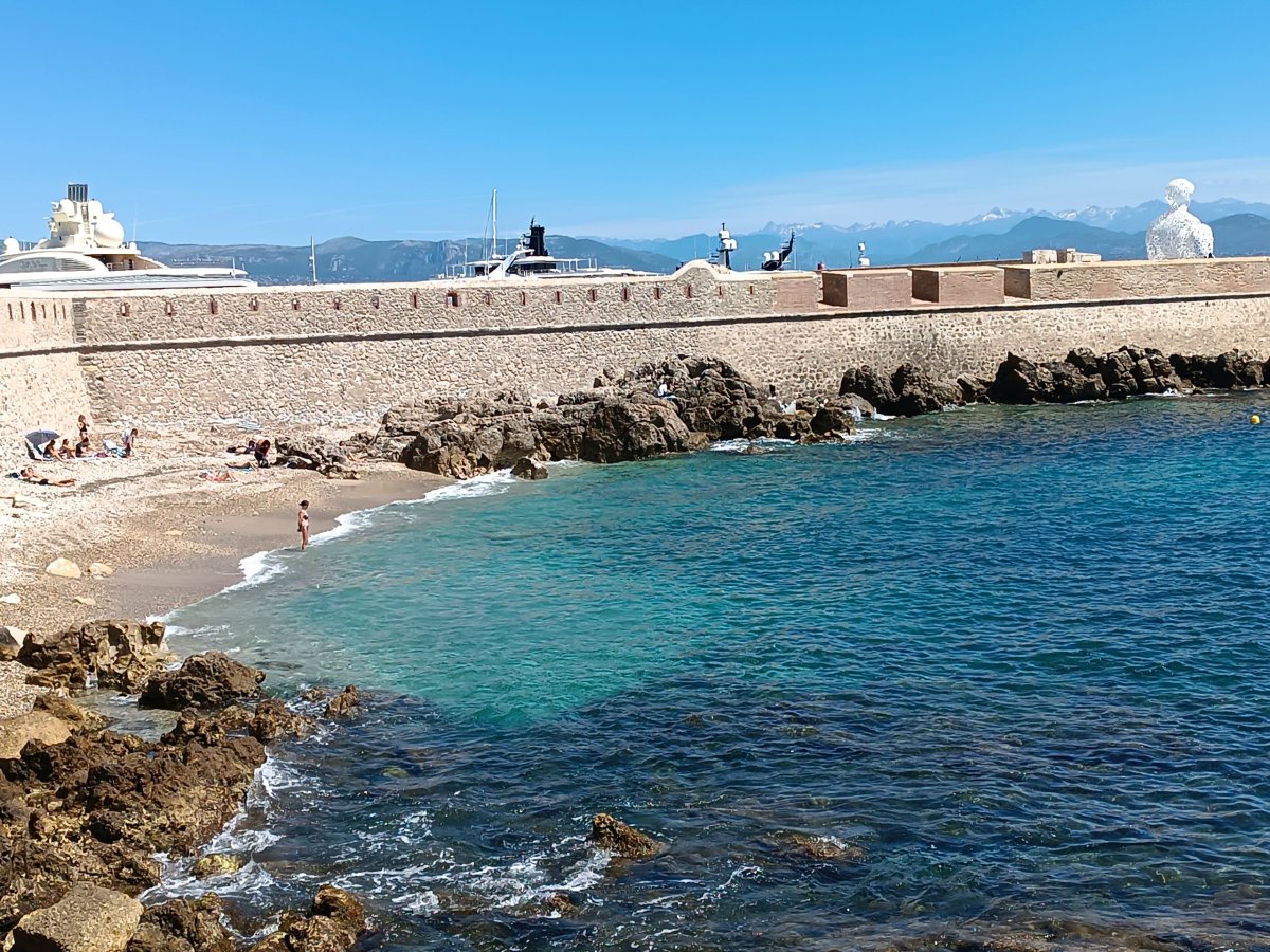 Jedna z pláží v Antibes