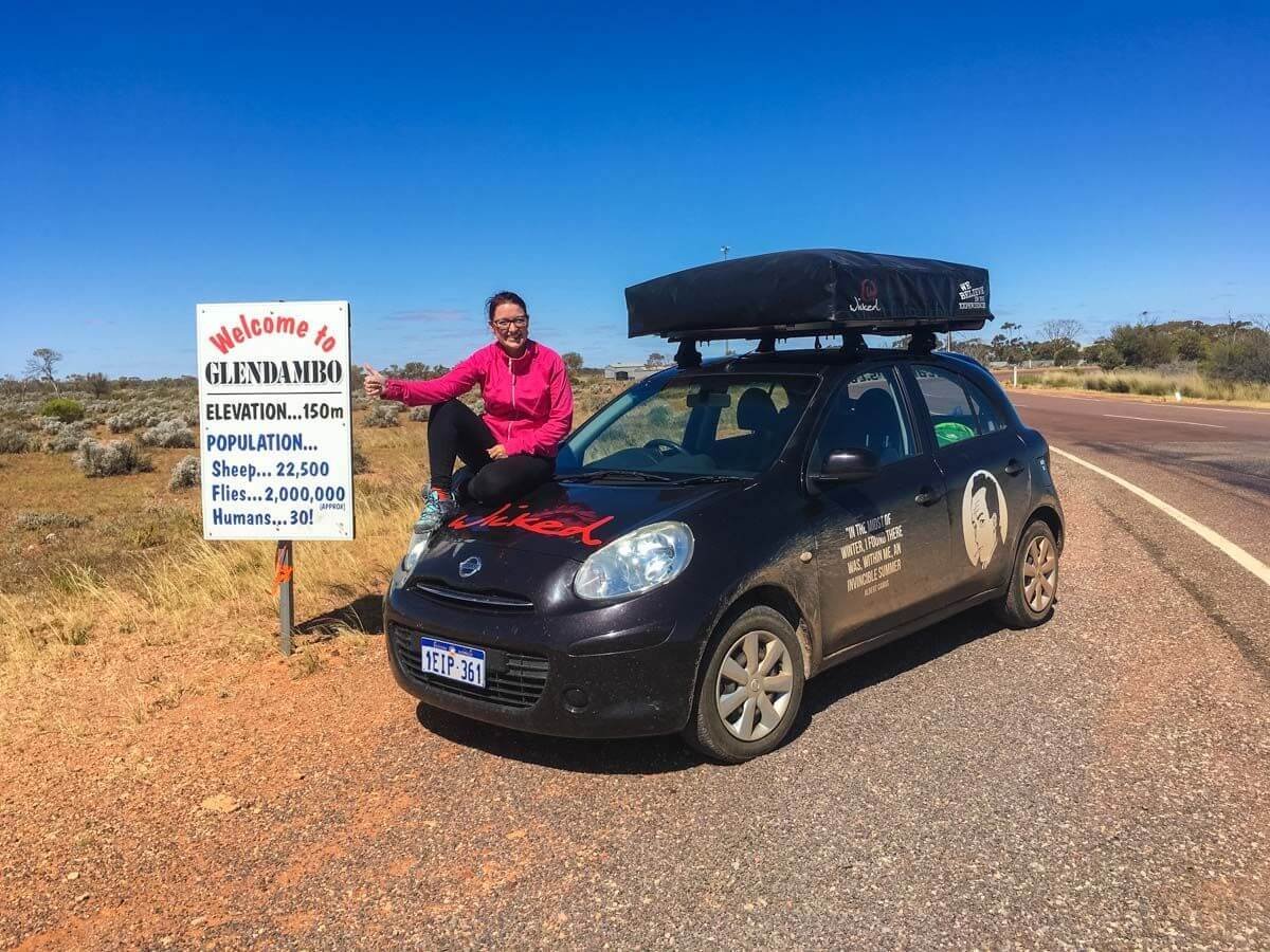 Do rudého středu jedině s čepicí se síťkou. Miliony much se vás budou snažit přivést k šílenství.