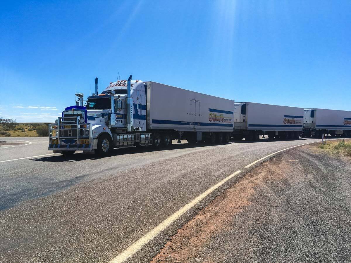 Jede roadtrain, z cesty!