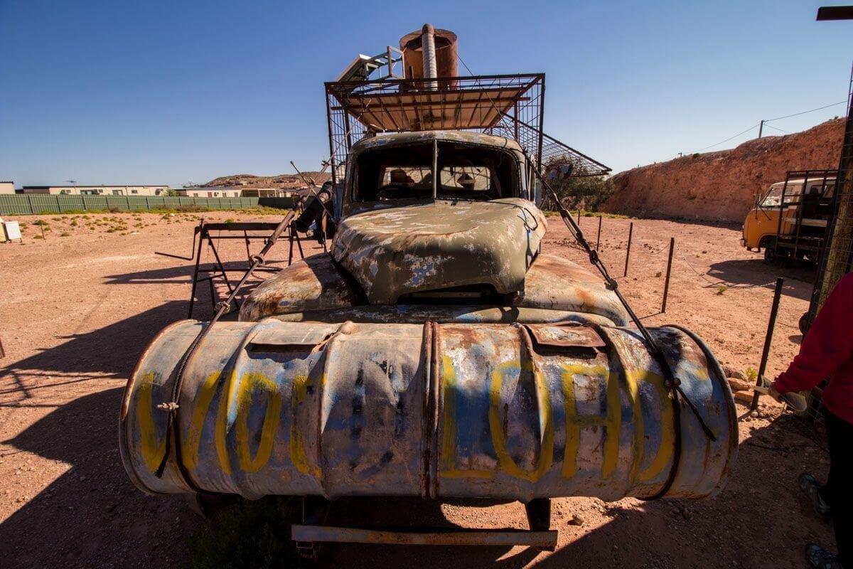 Auto předělané na důlní mašinu, která filtruje horninu a opály