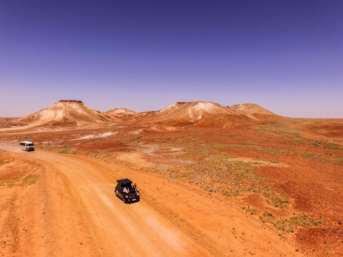 Breakaways - nádherné rudo-bílo-oranžové skály poblíž Coober Pedy