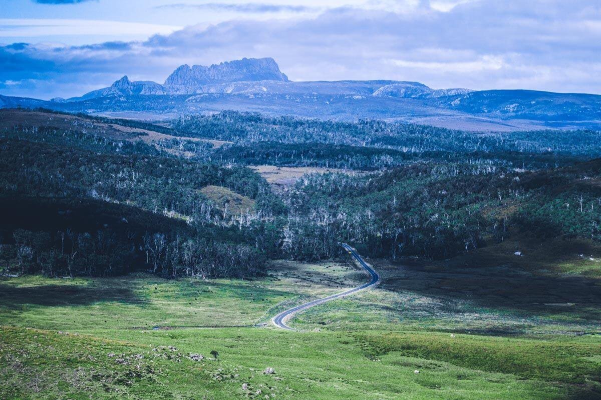 Krajina cestou do NP Cradle Mountain. Tady před lety naposledy spatřili tasmánského tygra. Kdo ví, jestli ještě nějaký v divočin