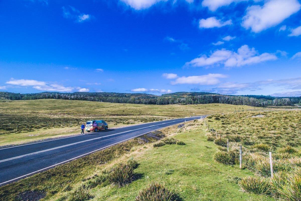 Krajina cestou do NP Cradle Mountain. Tady před lety naposledy spatřili tasmánského tygra. Kdo ví, jestli ještě nějaký v divočin
