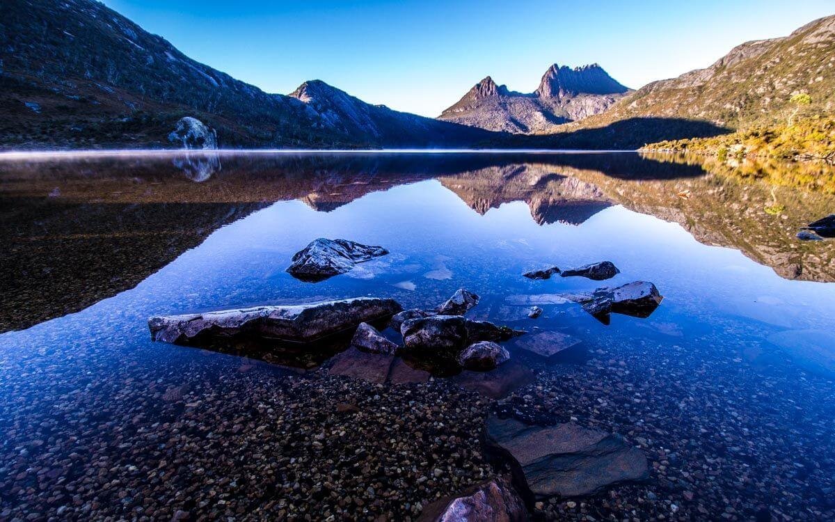 Ikonická hora Cradle Mt. v odraze jezera Dove lake